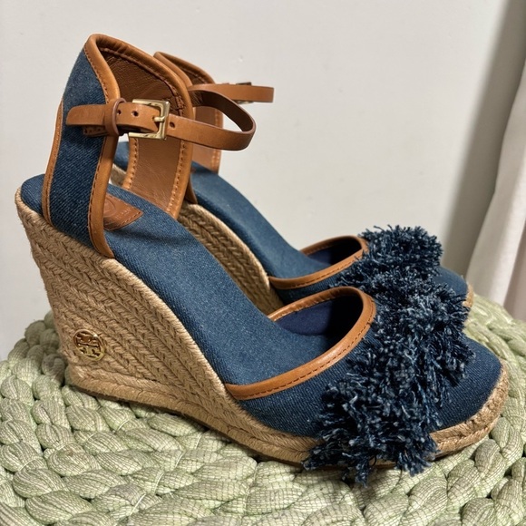 Tory Burch Shaw Blue Denim Fringe Tan Leather Espadrille Wedge Sandals NWOB - Picture 2 of 10